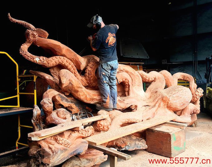 wood-chainsaw-giant-octopus-jeffrey-michael-samudosky-11-59c8e49f7f81b__880.jpg