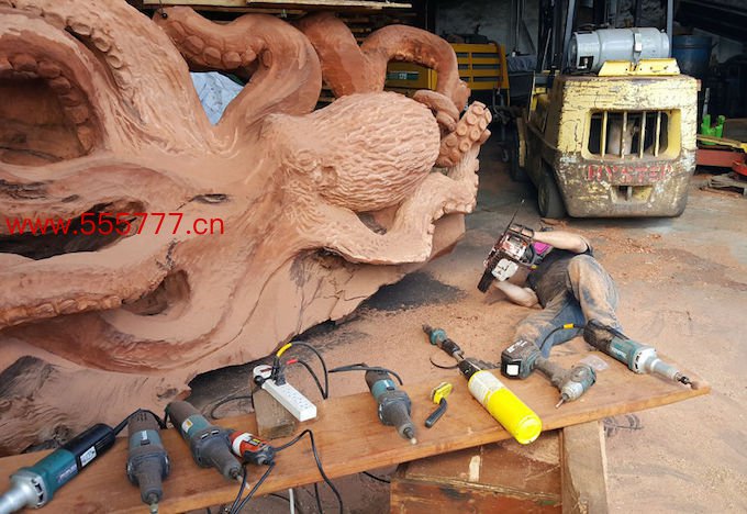 wood-chainsaw-giant-octopus-jeffrey-michael-samudosky-8-59c8e49500e50__880.jpg